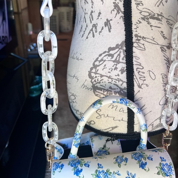 HOUSE OF WANT WE ARE CHIC VEGAN LEATHER TOP HANDLE CROSSBODY IN BLUE FLORAL. - Picture 3 of 17